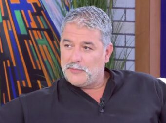 ΣΥΜΒΑΙΝΕΙ ΤΩΡΑ: ΜΕ ΧΕΙΡΟΠΕΔΕΣ Ο ΒΑΣΙΛΗΣ ΜΠΙΣΜΠΙΚΗΣ ΣΤΑ ΔΙΚΑΣΤΗΡΙΑ