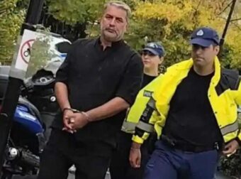 Βασίλης Μπισμπίκης: Η στιγμή που οδηγείται στην Ευελπίδων με χειροπέδες