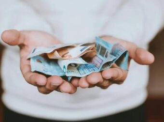 ΜΌΛΙΣ «ΈΣΚΑΣΕ»: ΜΠΑΊΝΟΥΝ 2 ΜΙΣΘΟΊ ΣΕ… ΈΝΑΝ ΜΉΝΑ – ΑΥΤΟΊ ΘΑ ΠΆΡΟΥΝ ΤΑ ΧΡΉΜΑΤΑ