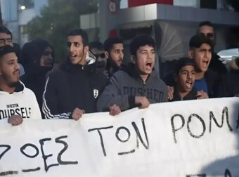 Ξεσηκωμός Ρομά για τους αστυνομικούς σε οικισμούς: «Θα πάμε στο Σύνταγμα με λεωφορεία»