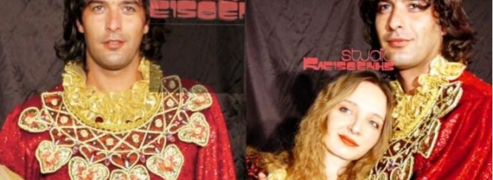 Αγαπημένος ηθοποιός Αγνώριστος αγκαλιά με πανέμορφη συμπρωταγωνίστριά να παίζει σε παιδική παράσταση