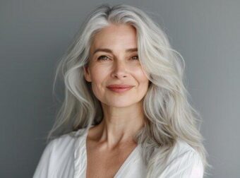 Η αληθινή ψυχολογική σημασία του να αφήνεις τα γκρίζα μαλλιά σου φυσικά