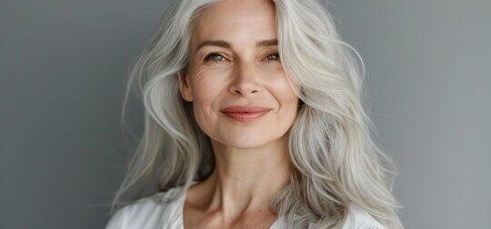 Η αληθινή ψυχολογική σημασία του να αφήνεις τα γκρίζα μαλλιά σου φυσικά