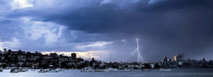 Κακοκαιρία «Barbara»: Απόψε έρχεται με καταιγίδες, χαλάζι και ισχυρούς ανέμους – Οι περιοχές σε «κόκκινο» συναγερμό