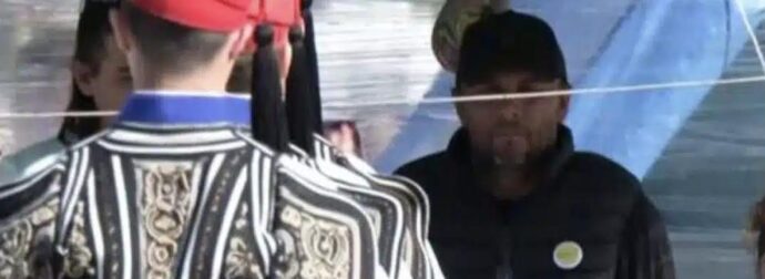 Ο Πάνος Ρούτσι στάθηκε όρθιος μπροστά στους εύζωνες στην 21η ημέρα απεργίας πείνας