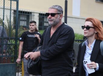 Μπισμπίκης: Αυτή είναι η γυναίκα που τον συνόδευσε στα δικαστήρια – Ο ρόλος – κλειδί της «σιδηράς κυρίας»