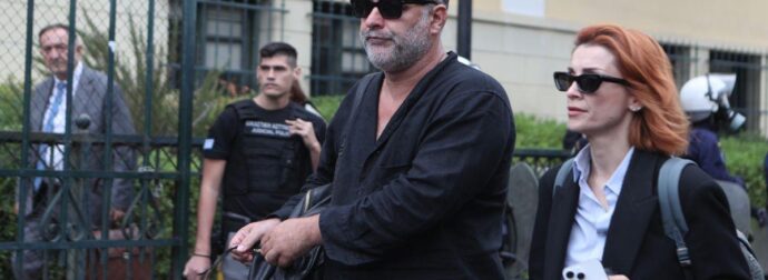 Μπισμπίκης: Αυτή είναι η γυναίκα που τον συνόδευσε στα δικαστήρια – Ο ρόλος – κλειδί της «σιδηράς κυρίας»