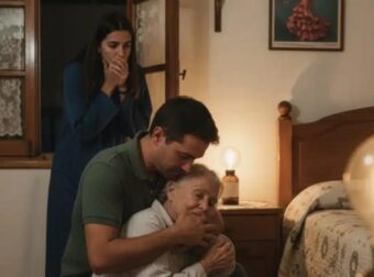 Παντρεμένοι έναν χρόνο, ο άντρας της κοιμόταν κάθε βράδυ στο δωμάτιο της μητέρας του. Ένα βράδυ, εκείνη κοίταξε κρυφά μέσα… και ανακάλυψε μια σοκαριστική αλήθεια.