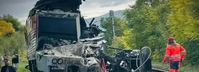 Mετωπικn σuγκpouσn τρένων γεμάτα με επιβάτες – Aσθεvoφopα κι ελικόπτερο στο σημείο