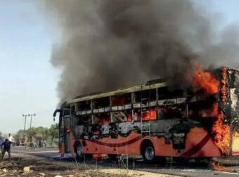 ΤΡΑΓΩΔΙΑ ΤΩΡΑ – ΔΕΝ ΤΟ ΧΩΡΑ Ο ΝΟΥΣ: ΛΕΩΦΟΡΕΙΟ ΓΕΜΑΤΟ ΚΟΣΜΟ ΤΥΛΙΧΤΗΚΕ ΣΤΙΣ ΦΛΟΓΕΣ – ΤΟΥΛΑΧΙΣΤΟΝ 19 ΝΕΚΡΟΙ