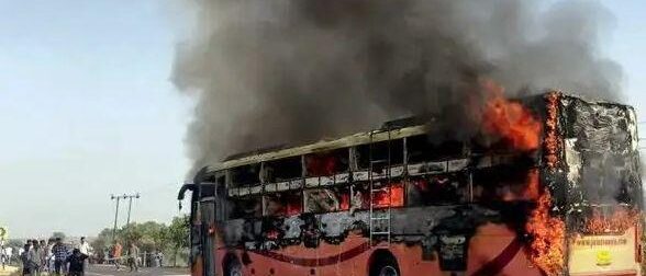 ΤΡΑΓΩΔΙΑ ΤΩΡΑ – ΔΕΝ ΤΟ ΧΩΡΑ Ο ΝΟΥΣ: ΛΕΩΦΟΡΕΙΟ ΓΕΜΑΤΟ ΚΟΣΜΟ ΤΥΛΙΧΤΗΚΕ ΣΤΙΣ ΦΛΟΓΕΣ – ΤΟΥΛΑΧΙΣΤΟΝ 19 ΝΕΚΡΟΙ