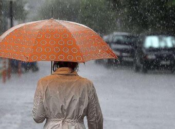 ΕΚΤΑΚΤΟ ΑΝΑΚΟΙΝΩΘΕΝ ΚΑΙΡΟΥ: ΕΡΧΟΝΤΑΙ ΙΣΧΥΡΕΣ ΒΡΟΧΕΣ ΤΙΣ ΕΠΟΜΕΝΕΣ ΩΡΕΣ – ΟΙ ΠΕΡΙΟΧΕΣ ΠΟΥ ΘΑ «ΠΝΙΓΟΥΝ»