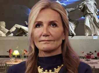 Έξαλλη η Μαρέβα με το δείπνο μπροστά στην αίθουσα των γλυπτών του Παρθενώνα