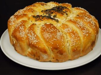 Τυρόπιτα φόρμας με ζύμη γιαουρτιού