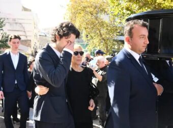 Κηδεία Διονύση Σαββόπουλου: Συντετριμμένη η σύζυγός του, Άσπα Σαββοπούλου – Οι πρώτες φωτoγραφίες