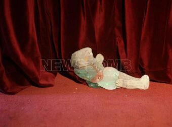 Συγκλονίζει η φιγούρα του Καραγκιόζη στο φέρετρό του Διονύση Σαββόπουλο