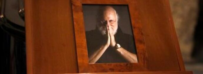 Η Ελλάδα αποχαιρετά τον «Νιόνιο» της – Δείτε LIVE την κηδεία του Διονύση Σαββόπουλου
