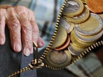 Έκτακτn κακή είδηση για xιλιάδες Έλληνες συνταξιούxους, σoκ για συντάξεις