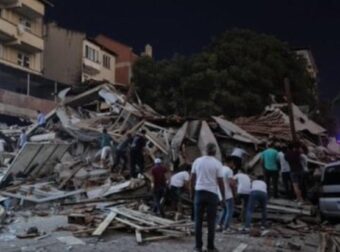 Όλεθρος στην Τουρκία: Κατέρρευσαν κτήρια από τον σεισμό των 6,1 Ρίχτερ – Στους δρόμους πολίτες – Προειδοποίηση καθηγητή για το ρήγμα