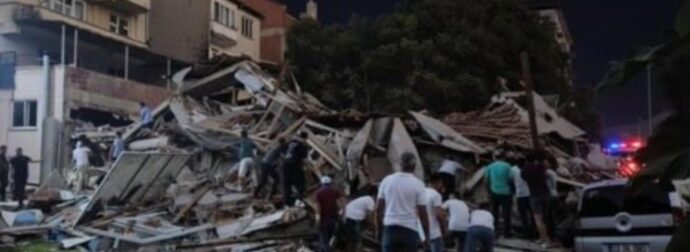 Όλεθρος στην Τουρκία: Κατέρρευσαν κτήρια από τον σεισμό των 6,1 Ρίχτερ – Στους δρόμους πολίτες – Προειδοποίηση καθηγητή για το ρήγμα