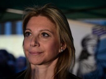 Καρυστιανού: «Στην παρέλαση θα σας συνοδεύουν και οι 57 ψυχές που καθοδηγούν το ΟΧΙ του αγώνα μας»