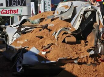 Τρομακτικό τροχαίο σήμερα στη χώρα μας – Νταλίκα ντελαπάρισε και «έλιωσε» αυτοκίνητο