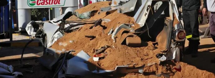 Τρομακτικό τροχαίο σήμερα στη χώρα μας – Νταλίκα ντελαπάρισε και «έλιωσε» αυτοκίνητο