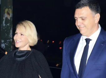 Όλοι την κοιτούσαν στα πόδια: Η Τζένη Μπαλατσινού στο πλευρού του συζύγου της φορώντας τις γόβες που τρέχουν όλες να αγοράσουν