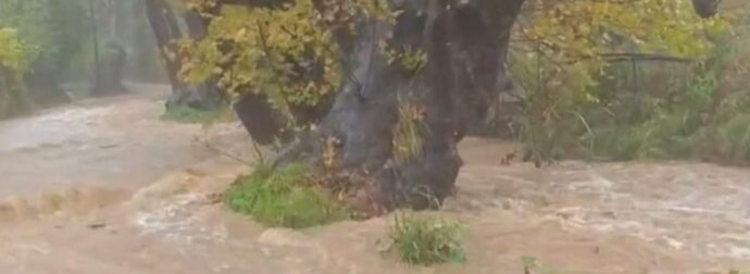 Ποτάμια έγιναν οι δρόμοι από τις έντονες βροχοπτώσεις