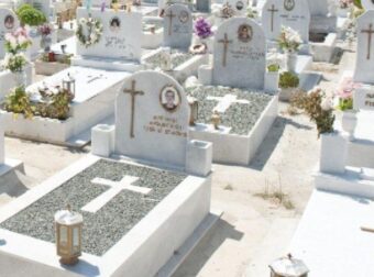 Σοκ σε νεκροταφείο της Πάτρας: «Πάγωσαν» οι συγγενείς μόλις άνοιξαν τον τάφο – Δεν πίστευαν στα μάτια τους με αυτό που αντίκρισαν