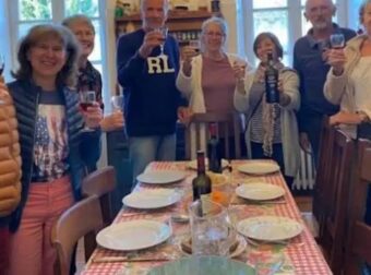 Για να αποφύγουν να «καταλήξουν σε γηροκομείο», 14 ηλικιωμένοι αγόρασαν ένα μεγάλο σπίτι όπου ζουν όλοι μαζί