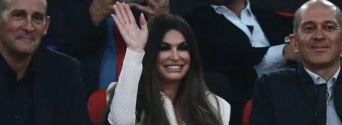 Η Κίμπερλι Γκιλφόιλ στο ΣΕΦ με τους αδελφούς Αγγελόπουλους – Χαμός με τα πόδια της