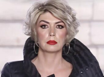 The Chase: Η «γυναίκα με τα μαύρα» περπάτησε στην πασαρέλα της Athens Fashion Week ντυμένη ολόκληρη στα μαύρα