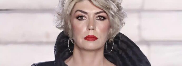 The Chase: Η «γυναίκα με τα μαύρα» περπάτησε στην πασαρέλα της Athens Fashion Week ντυμένη ολόκληρη στα μαύρα