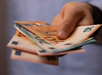 Επίδομα 250 ευρώ: Ανατροπή με την πληρωμή – Πότε μπαίνει στους λογαριασμούς