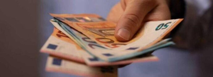 Επίδομα 250 ευρώ: Ανατροπή με την πληρωμή – Πότε μπαίνει στους λογαριασμούς