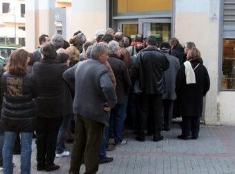 Ουρές στα ΑΤΜ από χιλιάδες Έλληνες συνταξιούχους: Αλλάζει η ημέρα που μπαίνει στους λογαριασμούς το έκτακτο επίδομα των 250 ευρώ