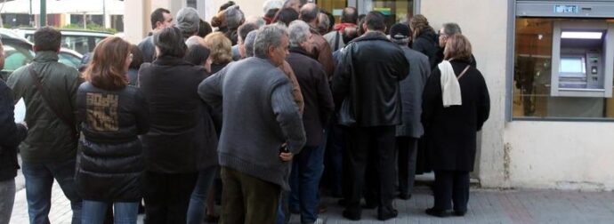 Ουρές στα ΑΤΜ από χιλιάδες Έλληνες συνταξιούχους: Αλλάζει η ημέρα που μπαίνει στους λογαριασμούς το έκτακτο επίδομα των 250 ευρώ