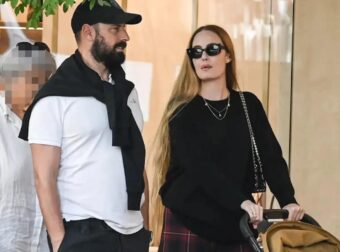 Όλο το κέντρο της Αθήνας ασχολούνταν μαζί της: Πασίγνωστη παρουσιάστρια που έχει αποσυρθεί, εμφανίστηκε με καρότσι μωρού & μαλλί μέχρι τα… γόνατα