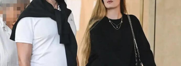 Όλο το κέντρο της Αθήνας ασχολούνταν μαζί της: Πασίγνωστη παρουσιάστρια που έχει αποσυρθεί, εμφανίστηκε με καρότσι μωρού & μαλλί μέχρι τα… γόνατα