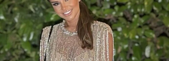 Ελένη Τσολάκη: Ποζάρει αγκαλιά με την 8 μηνών κόρη της μπροστά από το χριστουγεννιάτικο δέντρο – Φωτογραφία