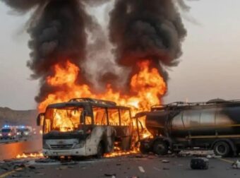 Τραγωδία: Λεωφορείο με προσκυνητές συγκρούστηκε με βυτιοφόρο και τυλίχθηκε στις φλόγες – Δεκάδες νεκροί (video)