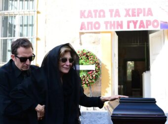Κηδεία Αλέκου Φλαμπουράρη: Τραγική φιγούρα η σύζυγός του – Σπάραζε πάνω από το φέρετρό του (Φωτογραφίες)