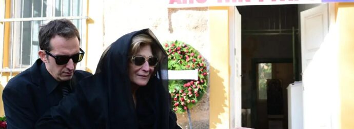 Κηδεία Αλέκου Φλαμπουράρη: Τραγική φιγούρα η σύζυγός του – Σπάραζε πάνω από το φέρετρό του (Φωτογραφίες)