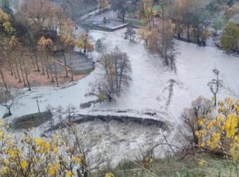 ΕΚΤΑΚΤΟ: ΠΝΙΓΕΤΑΙ ΠΑΣΙΓΝΩΣΤΗ ΠΟΛΗ ΤΗΣ ΕΛΛΑΔΑΣ – ΔΥΣΚΟΛΕΣ ΩΡΕΣ ΓΙΑ ΤΟΥΣ ΚΑΤΟΙΚΟΥΣ