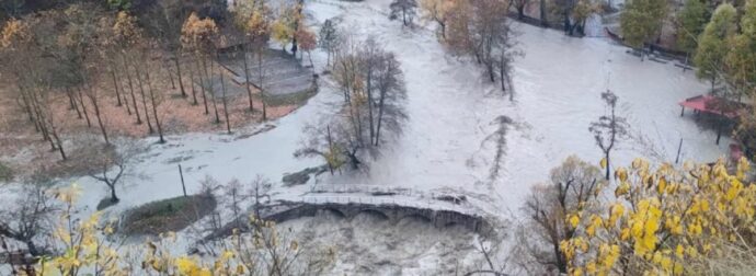 ΕΚΤΑΚΤΟ: ΠΝΙΓΕΤΑΙ ΠΑΣΙΓΝΩΣΤΗ ΠΟΛΗ ΤΗΣ ΕΛΛΑΔΑΣ – ΔΥΣΚΟΛΕΣ ΩΡΕΣ ΓΙΑ ΤΟΥΣ ΚΑΤΟΙΚΟΥΣ