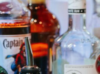 Νοσηλεύεται 16χρονος που κατανάλωσε αλκοόλ – Χειροπέδες σε 2 άτομα