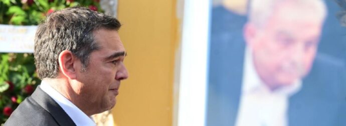«Κατέppευσε» ο Αλέξης Τσίπρας στην κηδεία Αλέκου Φλαμπουράρη – Φωτoγραφίες
