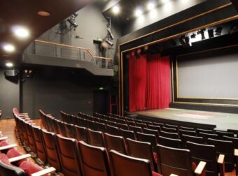 Ακυρώνονται οι παραστάσεις στο θέατρο Άλμα: Έπεσαν από τη σκηνή