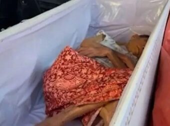 Χαμός σε κnδεία: Η νεκpή χτύπnσε το φέρετpο για να βγει